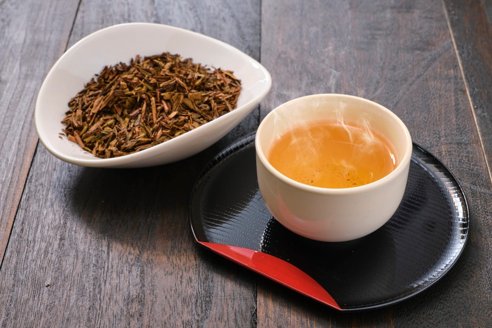 Hojicha vs matcha: the roasted tea Japan drinks after dinner